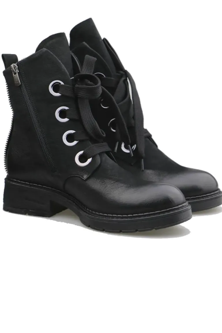 Eyelet Boot By Neo