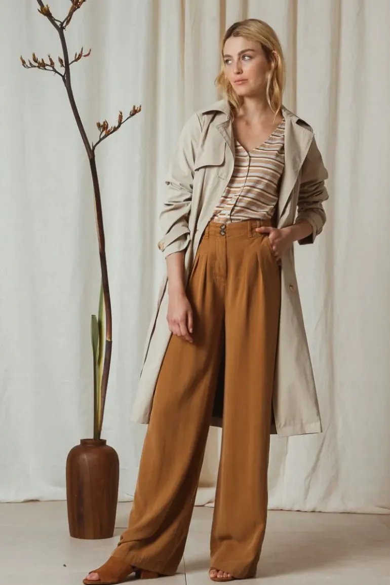 Indi & Cold Classic Trench Coat In Natural