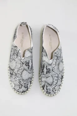 Tulip Flat By Ilse Jacobsen In Snake